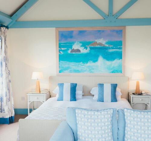 Chambre avec un lit double et un décor marin